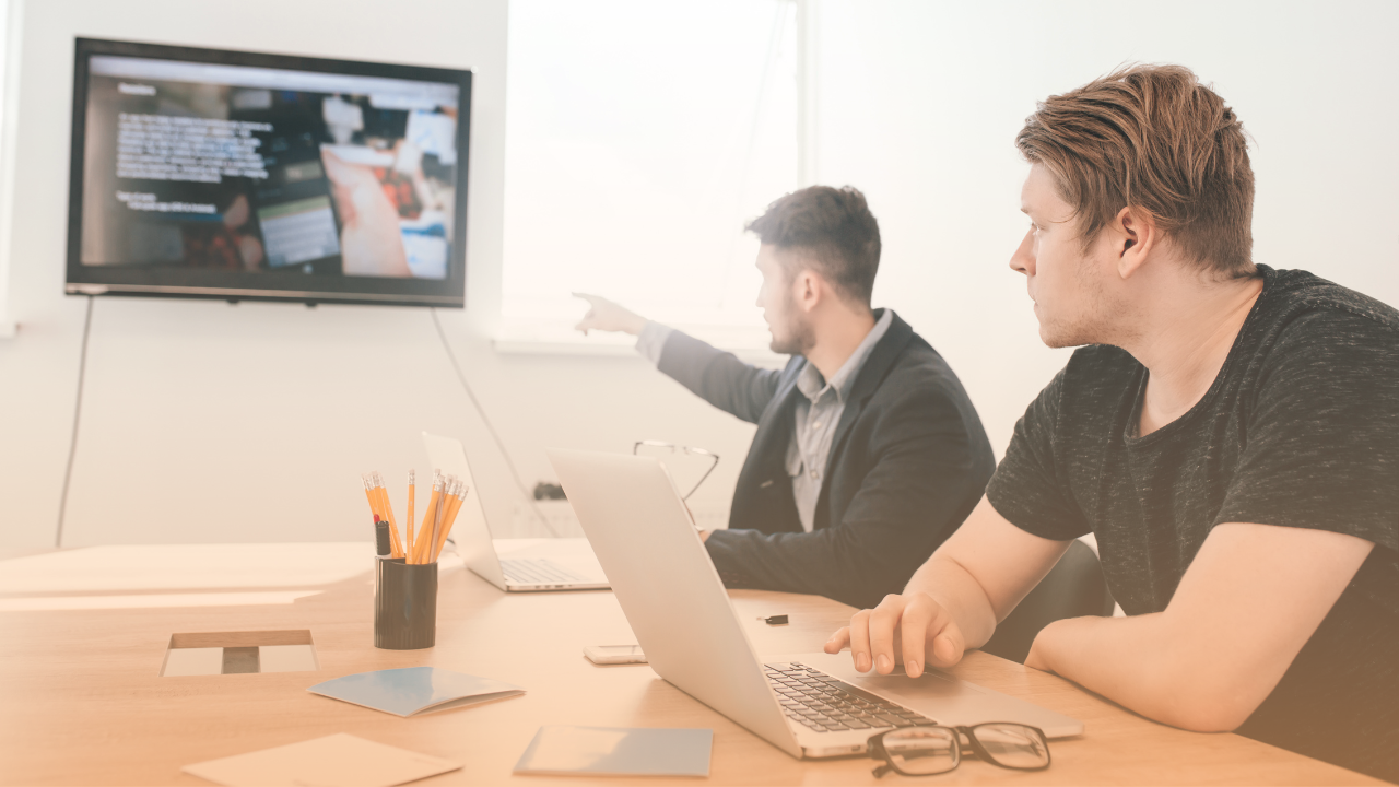 Tipos de conteúdo para TV corporativa e mídia indoor: quais são os mais usados pelas empresas?