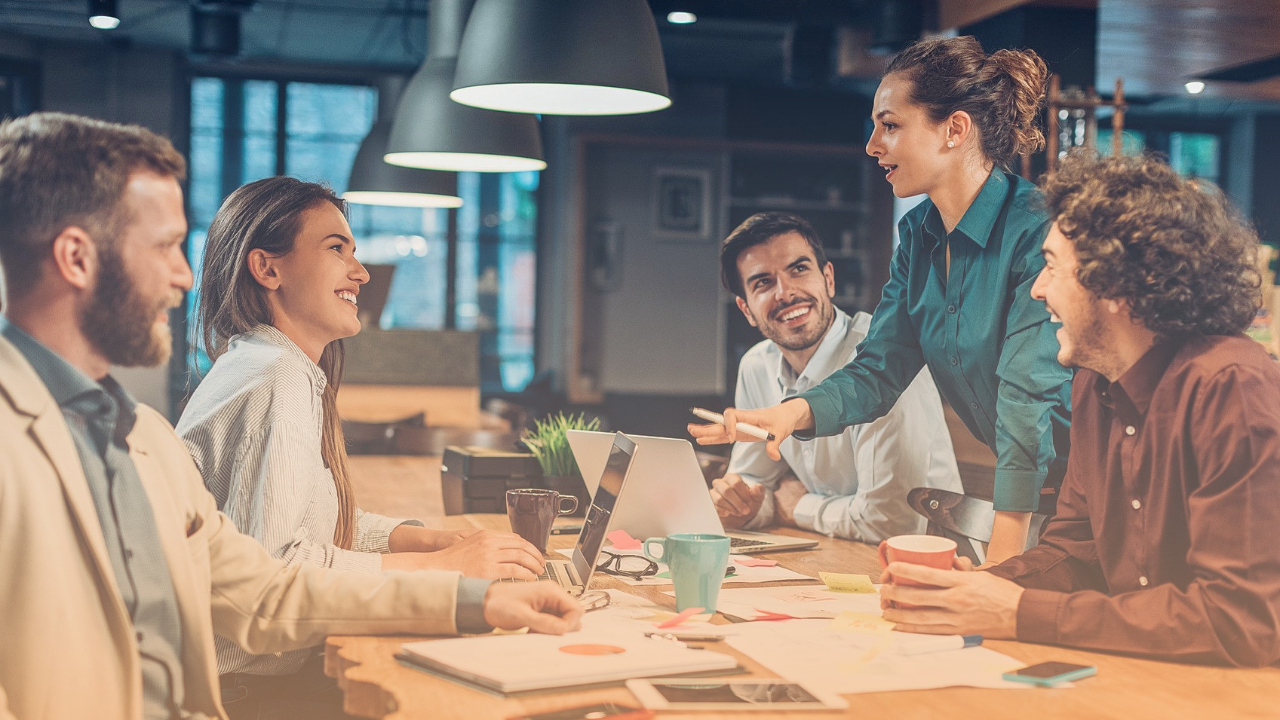 Liderança Comunicadora: o que é e como usar na comunicação interna para engajar equipes